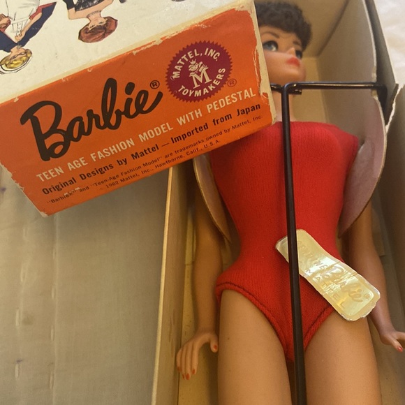 BRUNETTE BUBBLE-CUT BARBIE IN ORIGINAL BOX BY MATTEL, 1962!!! - Picture 5 of 7